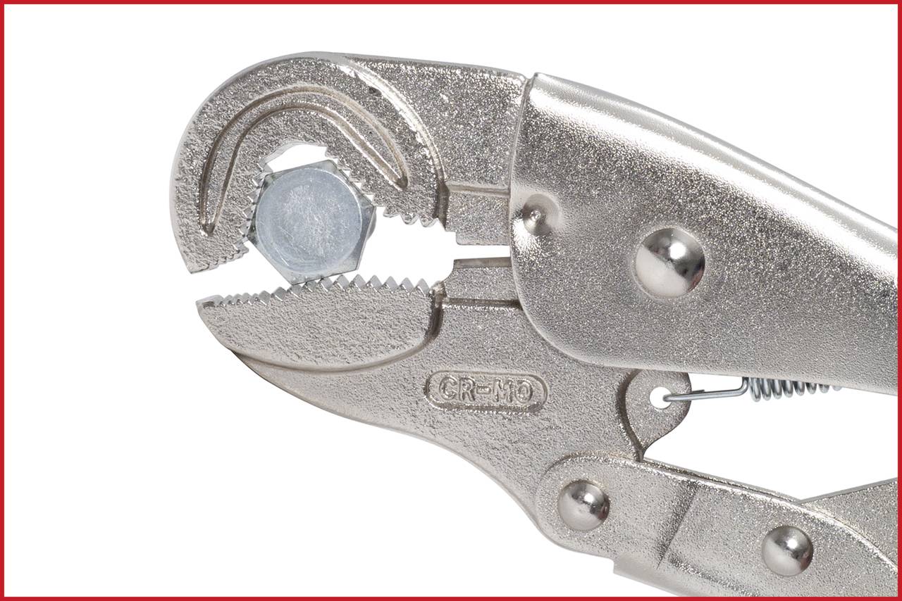 Metallzange hält eine Schraube fest; Zange geöffnet, Schraube an einer Seite gesichert. Sie zeigt Tool beim Griff/detailiertes Engineering.