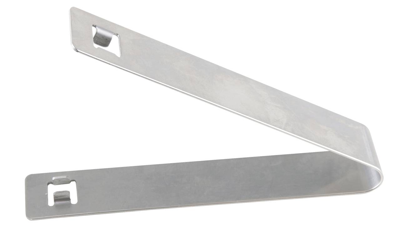 Metallwinkelhalterung aus Edelstahl mit zwei rechteckigen Ausschnitten, verwendet zur Unterstützung oder Befestigung von Bauteilen.