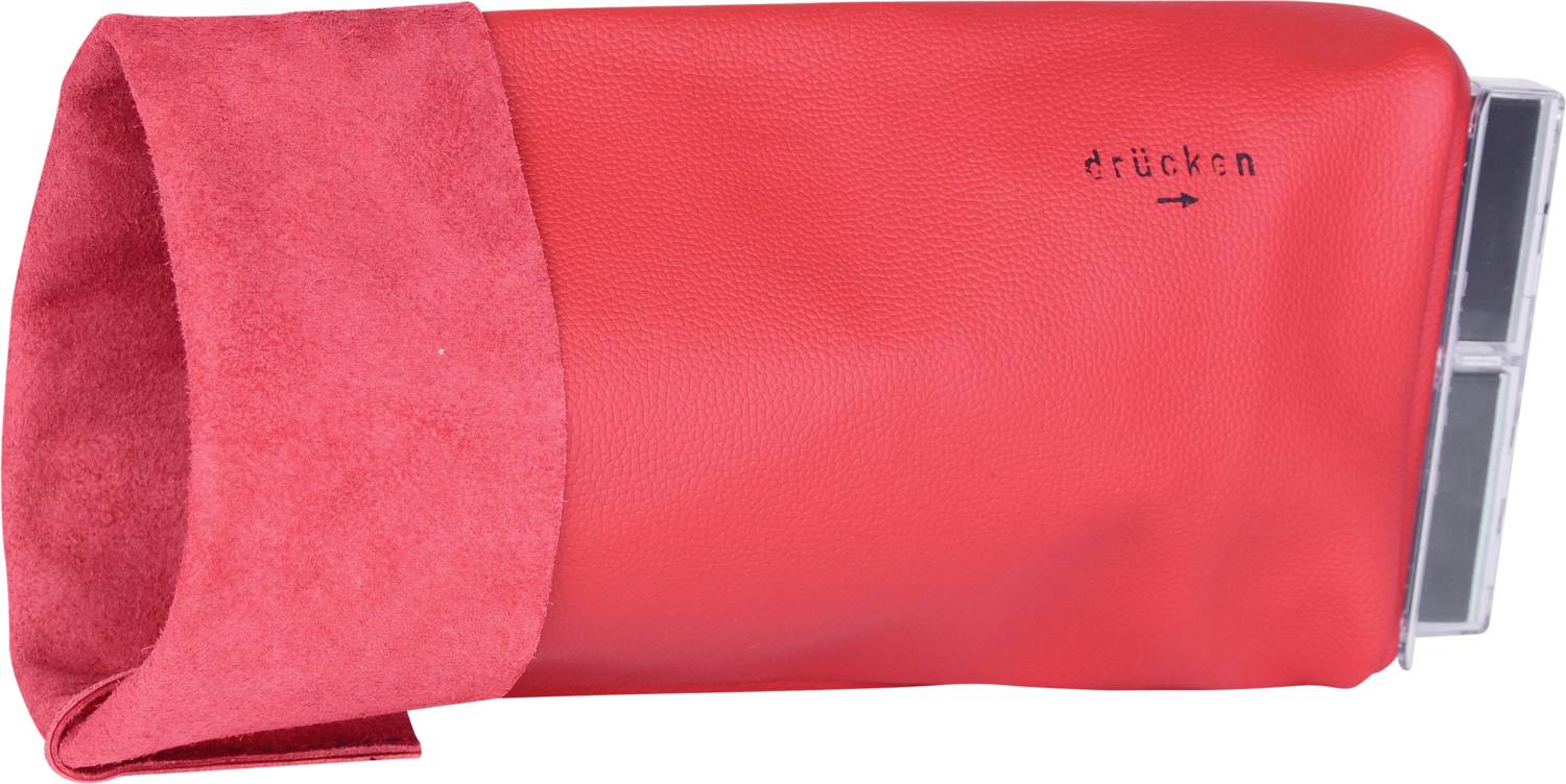 Rote Tasche aus Leder und Stoff ist halb geöffnet. Schwarzer Text 'drücken' mit Pfeil zeigt Richtung auf die Tasche.