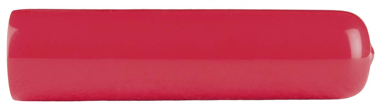 Ein rechteckiger roter Nagellackstreifen zeigt die Farbe des Lacks.