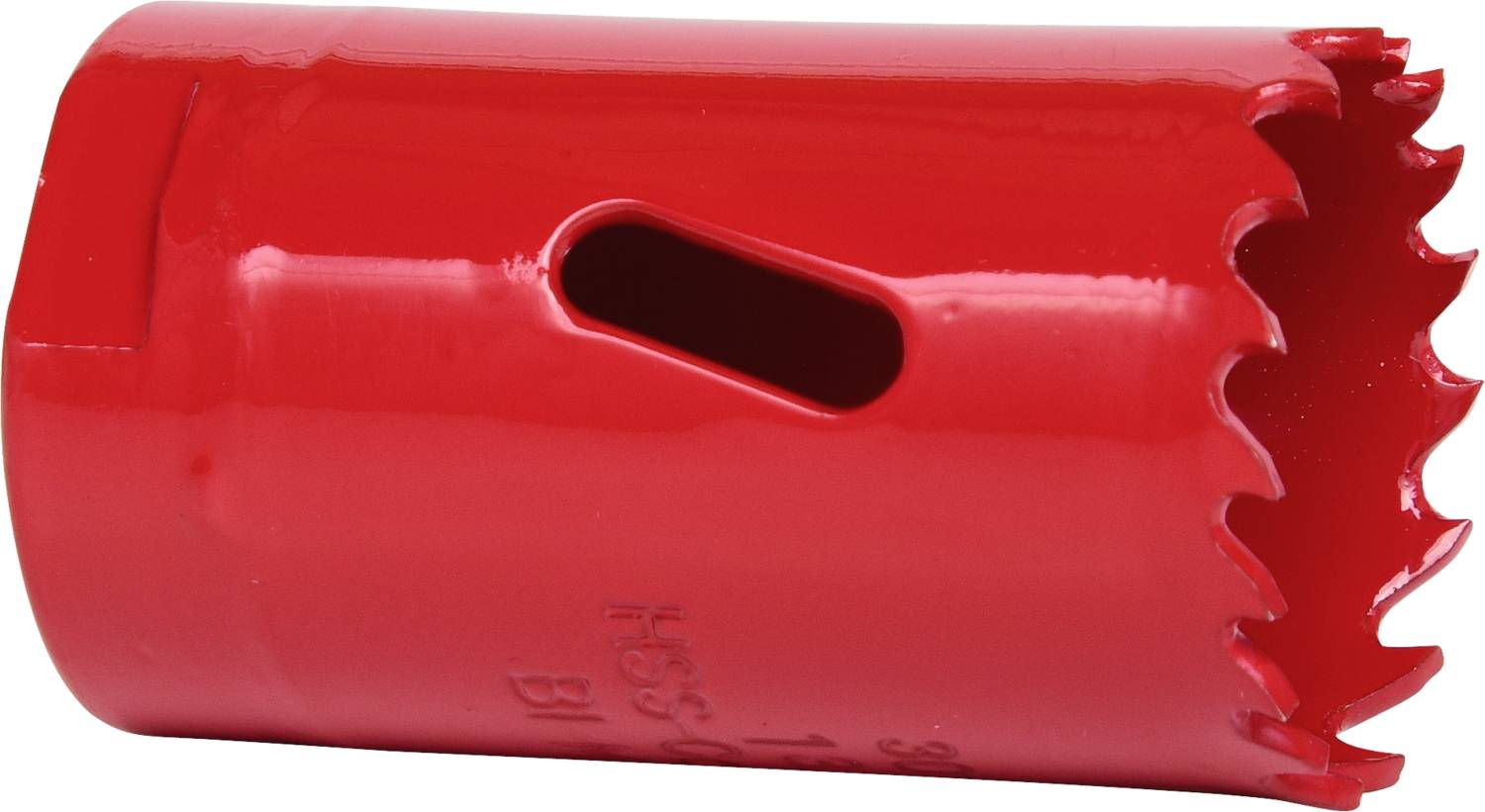 Ein roter Bohrkroneaufsatz mit gezacktem Rand und seitlichem Schlitz zur Materialentfernung.