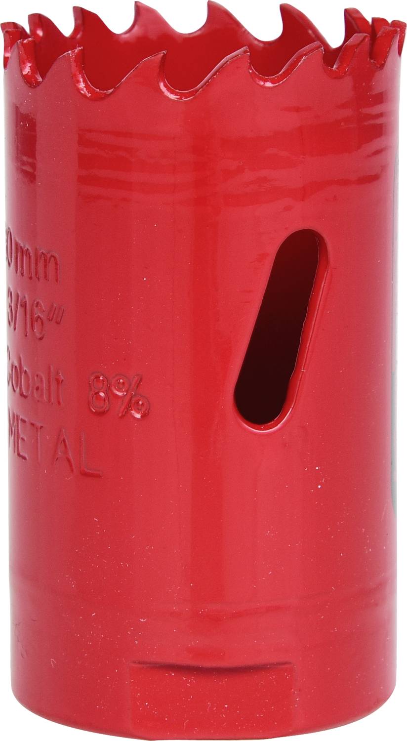 Roter Lochsägeaufsatz mit gezacktem Rand, entworfen für Metallbearbeitung. Seitenansicht mit schrägem Schlitz für Späneabführung.