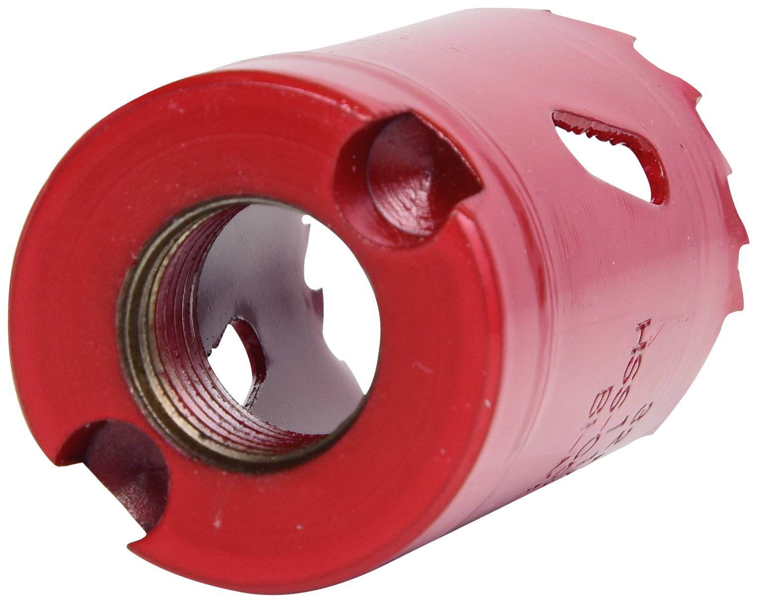 Ein roter Lochsäge-Aufsatz mit scharfen Zähnen und mehreren runden Öffnungen wird aus einem bestimmten Winkel gezeigt.