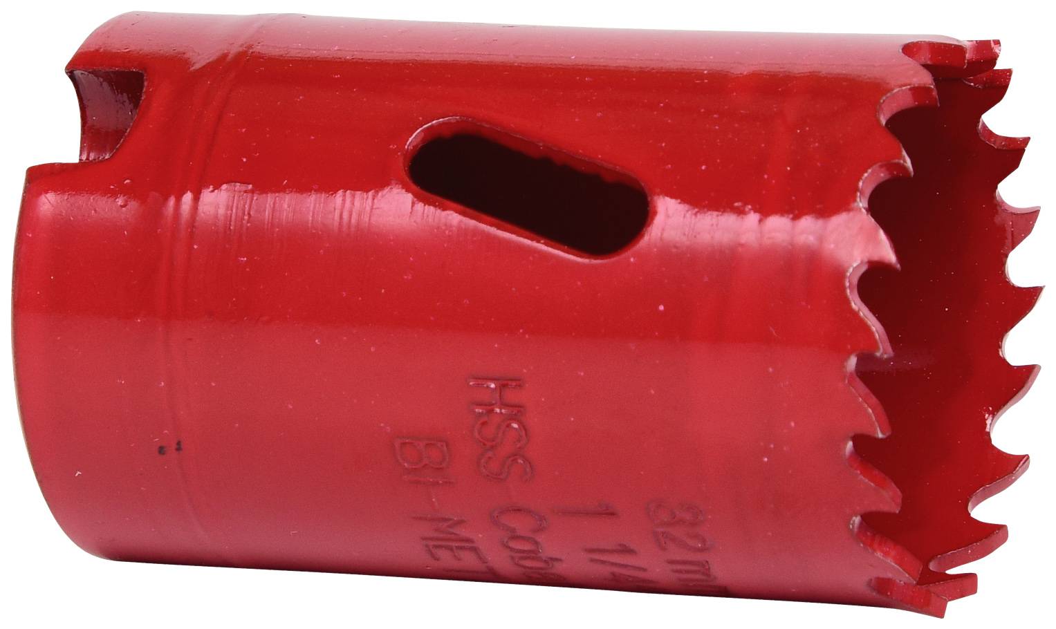 Ein rotes Lochsägenblatt aus Metall mit scharfen Zähnen und Aufschrift 'HSS Cobalt'. Es wird zum Schneiden von Kreisen in Materialien verwendet.