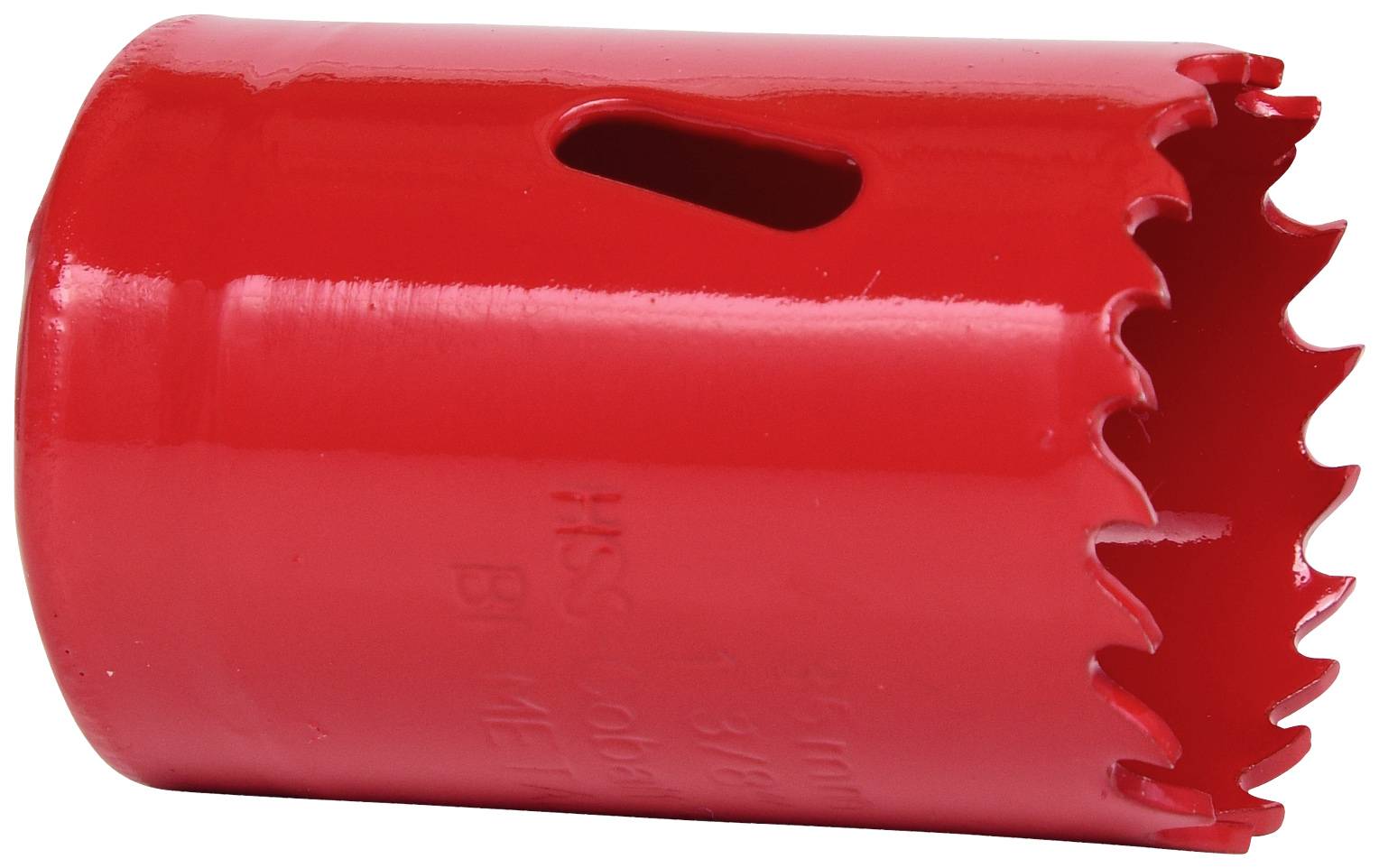 Roter Lochsägeaufsatz aus Metall mit gezackter Schneidkante und seitlicher Öffnung, geeignet für Bohren von großen Löchern in Materialien.