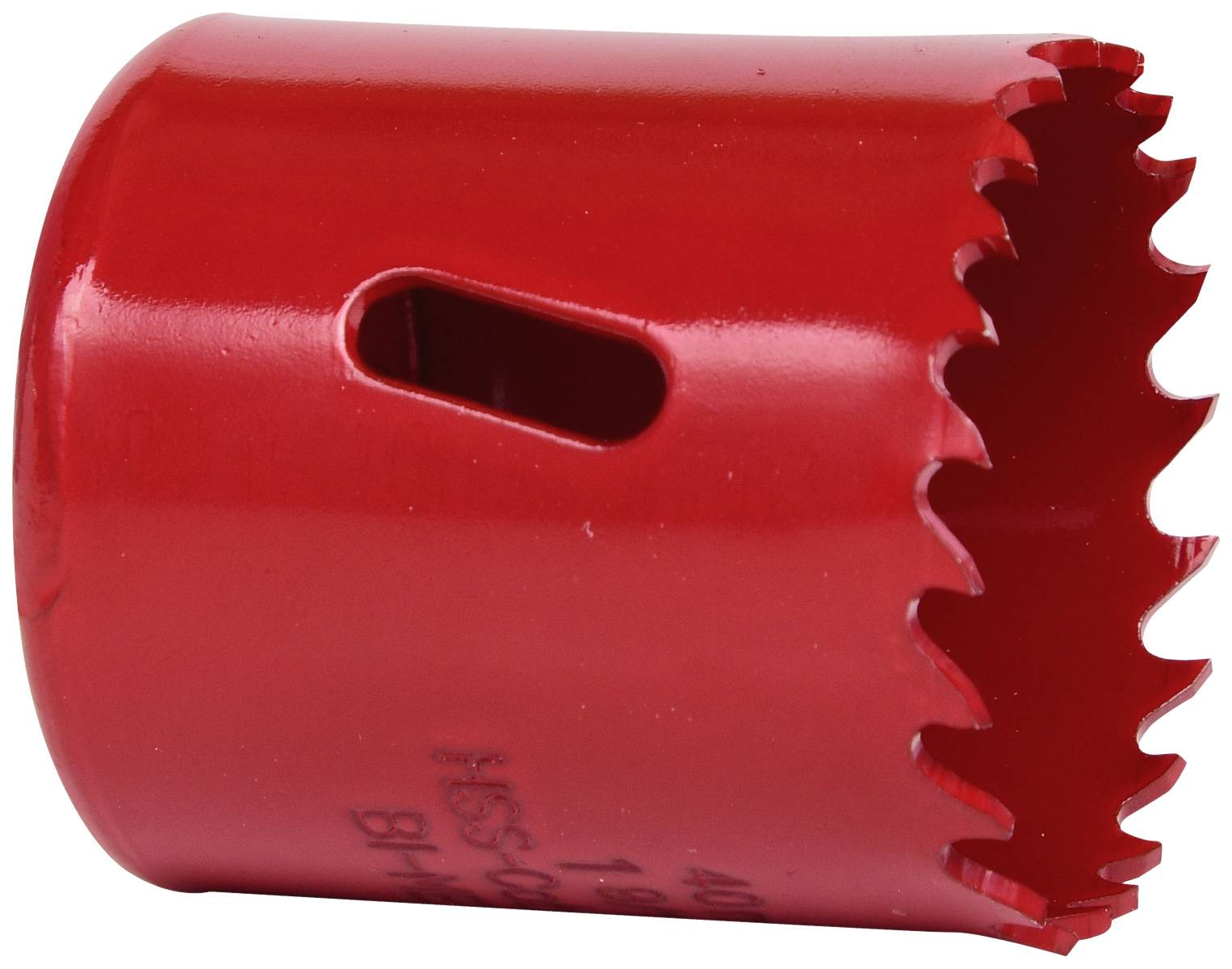 Ein rot lackiertes Lochsägeblatt mit gezackten Zähnen und seitlichem Schlitz zur Holzentfernung. Geeignet für Bohrarbeiten in Holz.