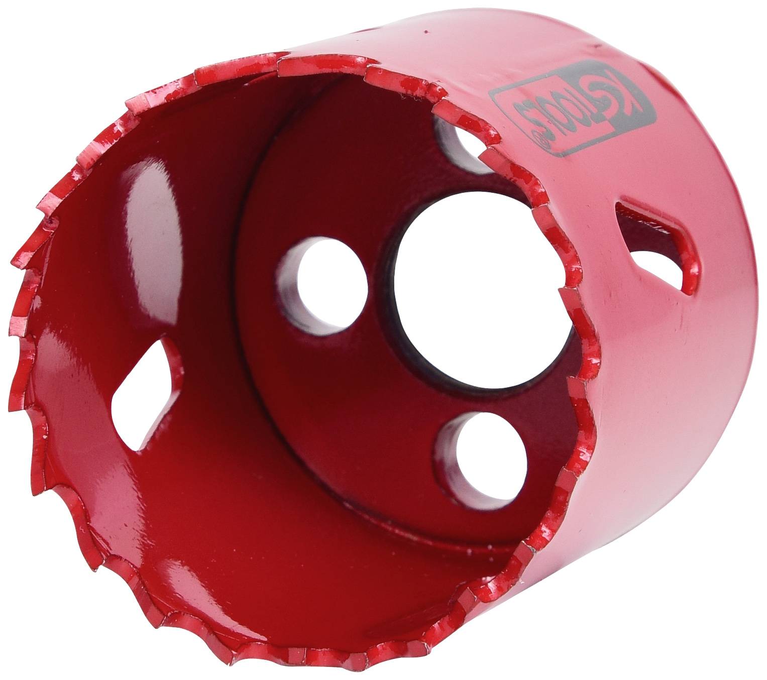 Ein roter Lochsägeaufsatz mit scharfen Zähnen und mehreren Löchern im Metall, zur Montage auf eine Bohrmaschine.