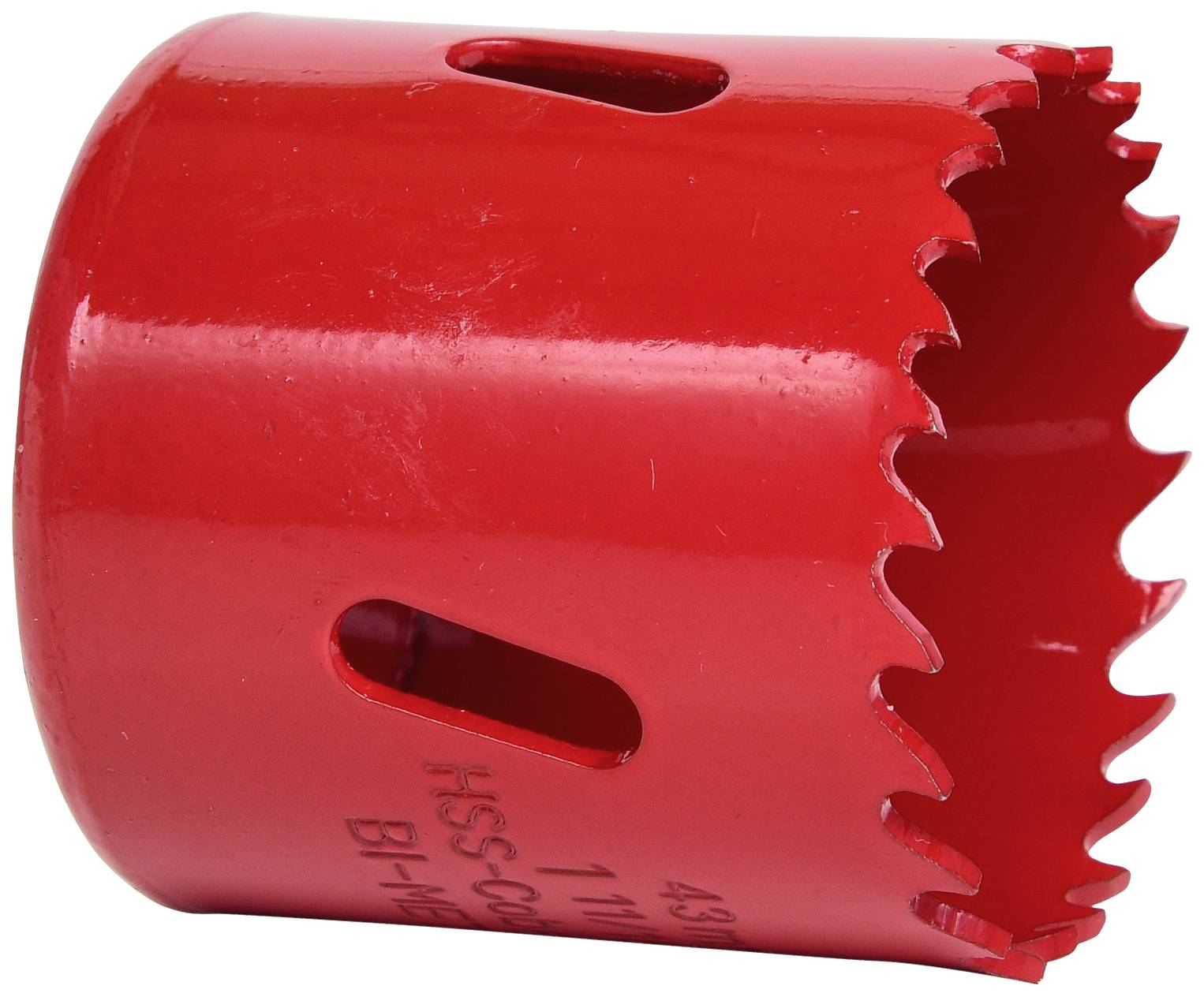 Roter Lochsägenaufsatz für Bohrmaschinen, mit gezacktem Rand und seitlichen Schlitzen zur Verwendung in Holzarbeiten.