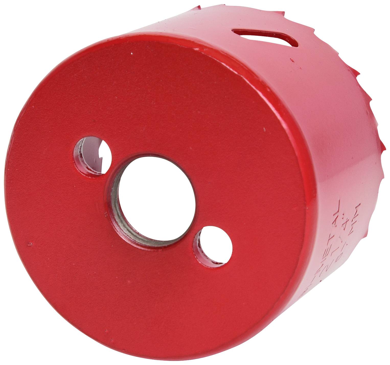 Roter Lochsägeaufsatz mit drei Öffnungen in der Mitte und gezacktem Rand, verwendet zum Bohren großer Löcher in Materialien.