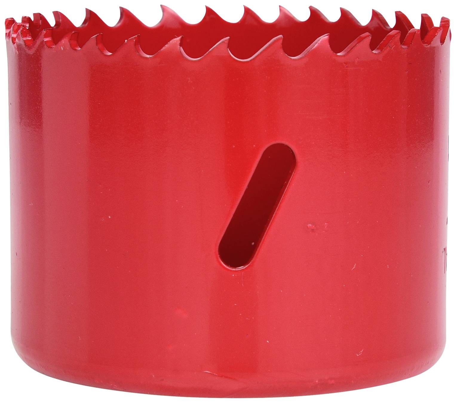 Roter Lochsägeaufsatz mit gezackter Kante und schrägem Schlitz, verwendet für präzises Bohren von kreisförmigen Löchern.
