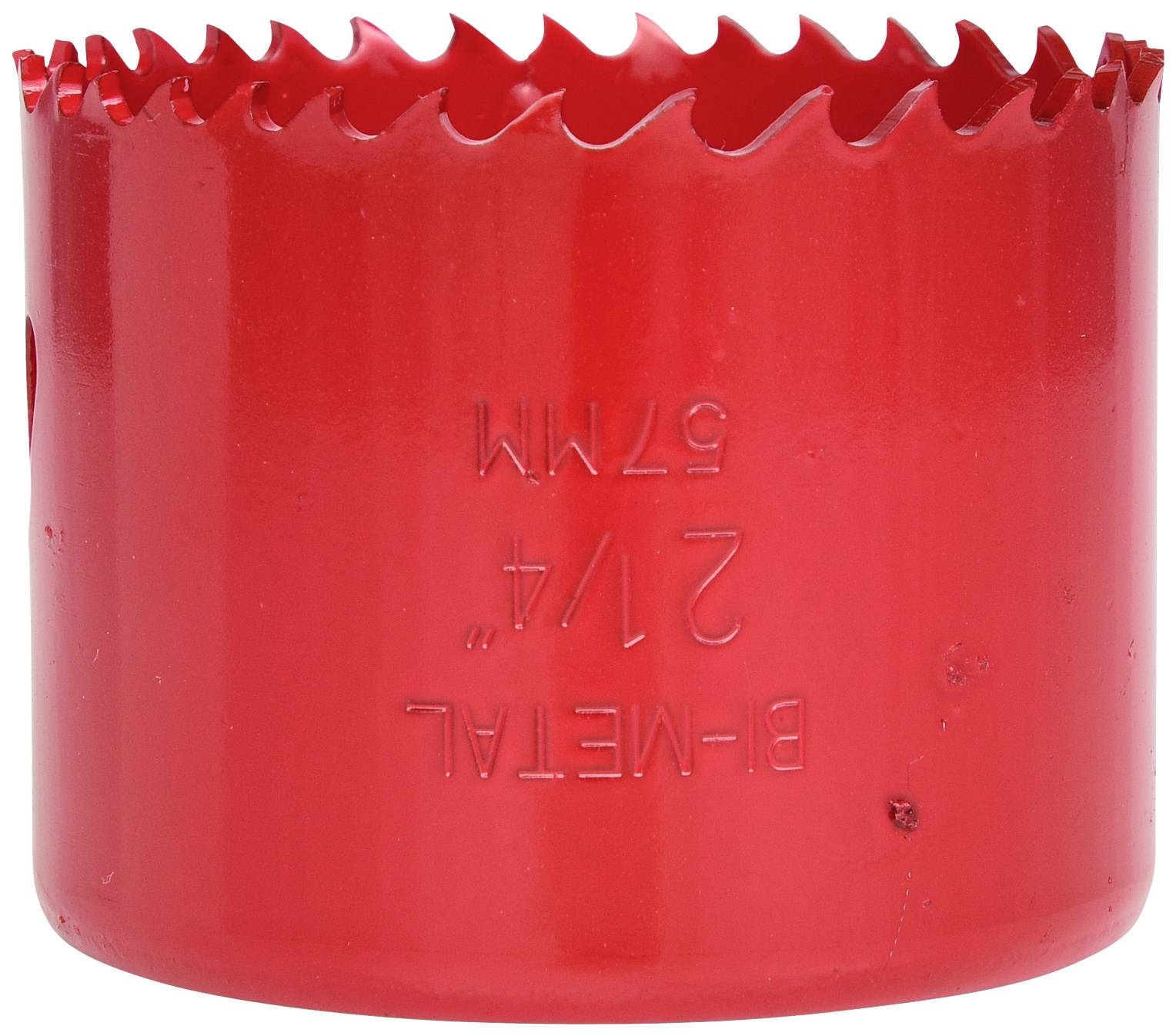 Ein roter Metall-Lochsägenaufsatz mit gezackter Kante und der Aufschrift '57 mm 2-1/4 in B-METAL'.