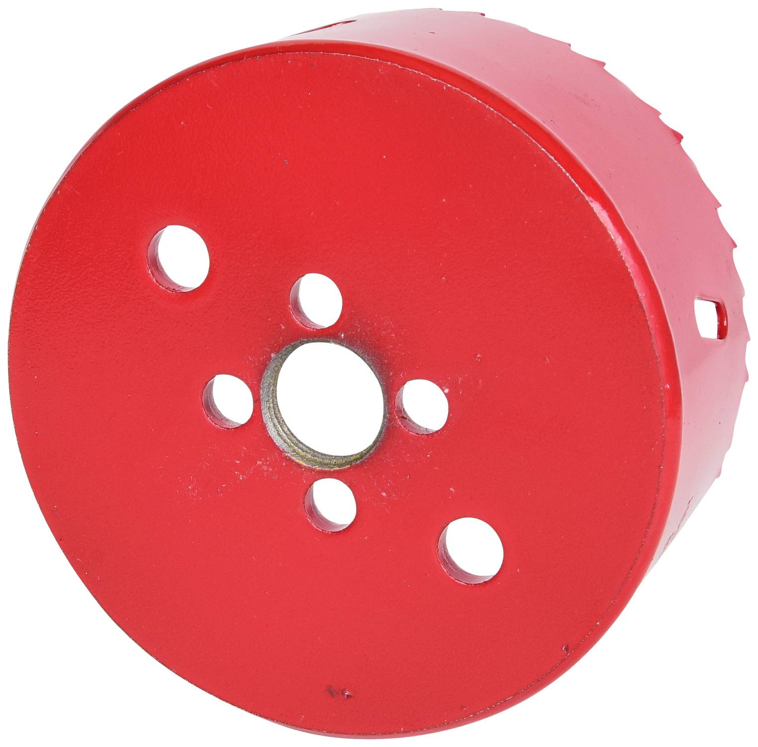 Ein roter Lochsägeaufsatz mit mehreren Bohrlöchern, der zum Sägen runder Löcher in verschiedenen Materialien verwendet wird.