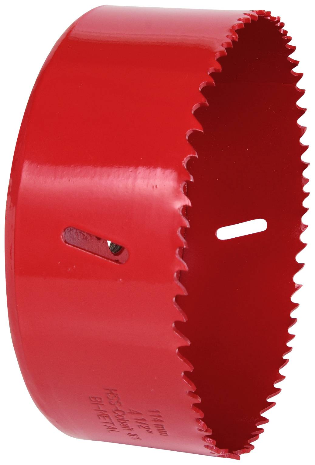 Ein roter Lochsäge-Aufsatz mit scharfen, gezackten Kanten und einem Schlitz an der Seite, zur Herstellung von Öffnungen in Materialien.