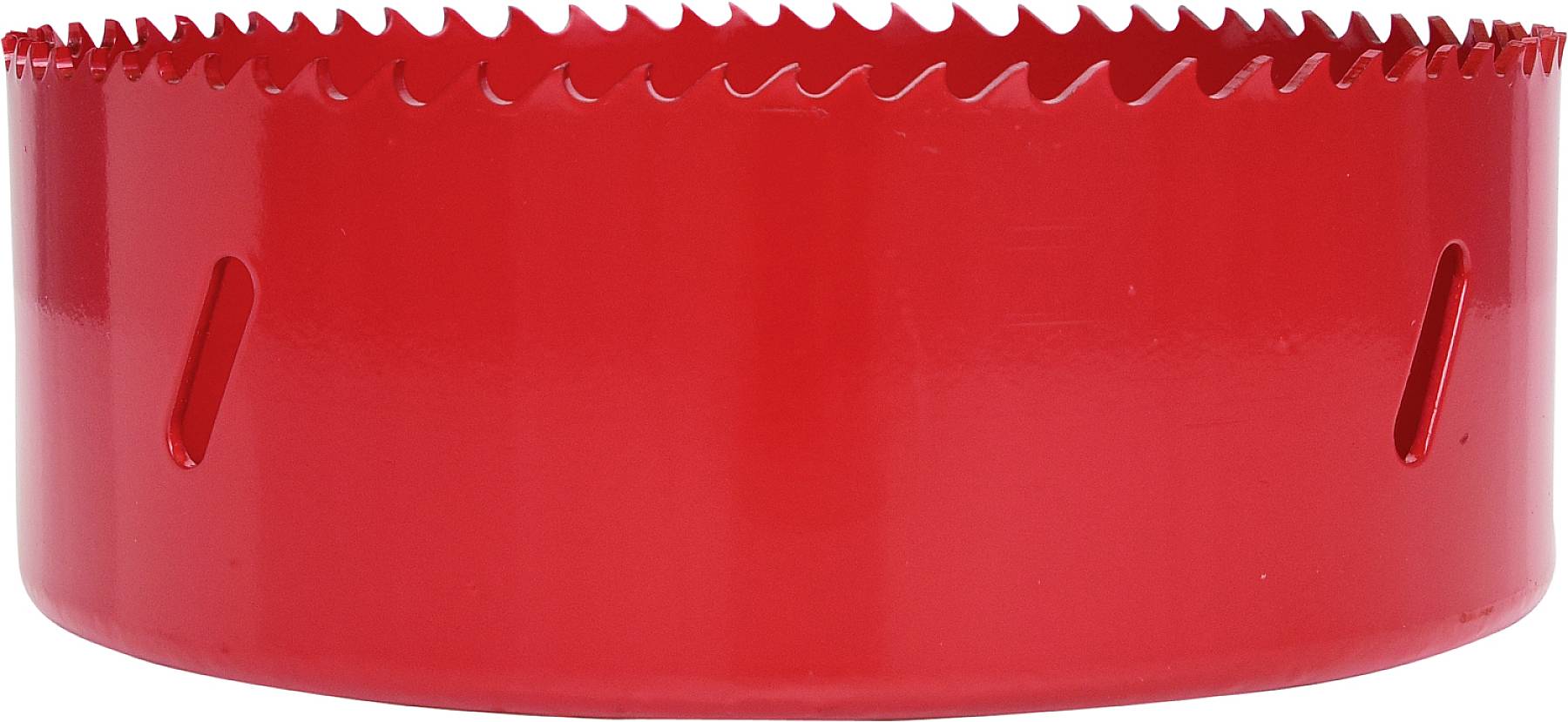 Rotes Lochsägeblatt mit gezacktem Rand, verwendet für das Bohren großer kreisförmiger Löcher in Materialien wie Holz oder Metall.