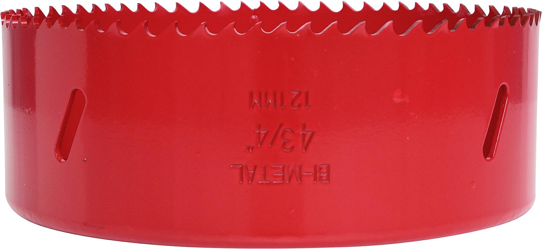Ein roter Lochsägenaufsatz mit Zähnen am Rand, geeignet für Bohren von großen Löchern in Materialien. Aufschrift: 'Bi-Metal 4 3/4