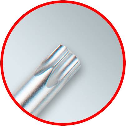 Nahaufnahme einer metallenen, gezackten Spitze eines technischen Werkzeugs oder Instruments, vor einem hellgrauen Hintergrund.