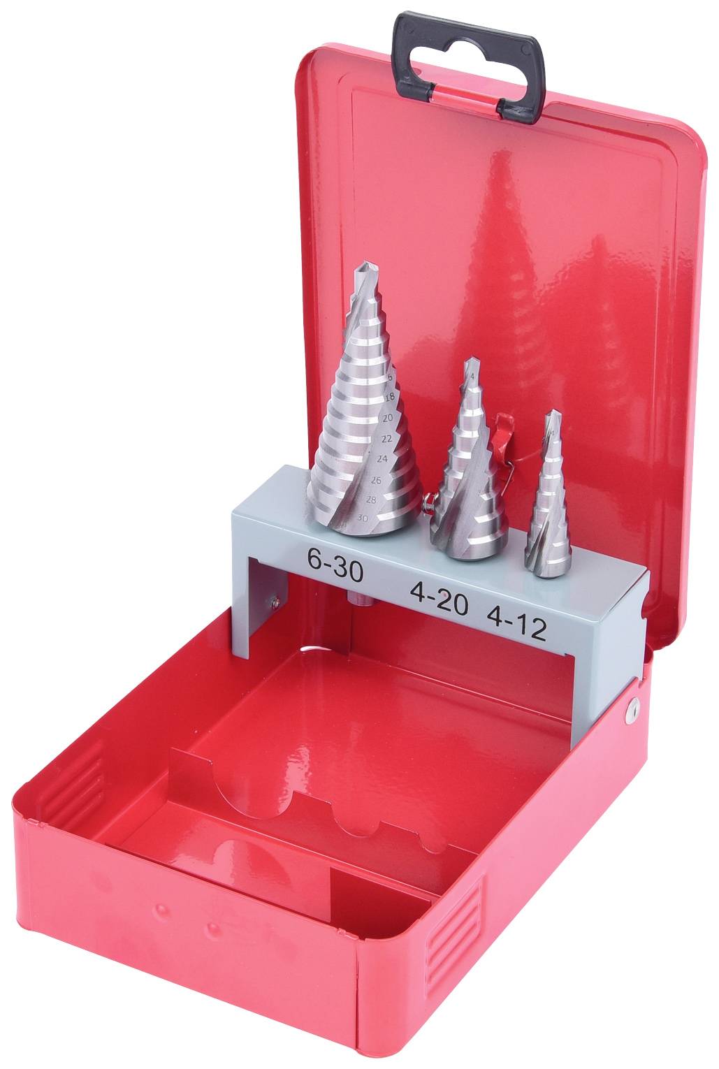 Drei Kegelbohrer in verschiedenen Größen (6-30 mm, 4-20 mm, 4-12 mm) in einer offenen roten Metallbox.