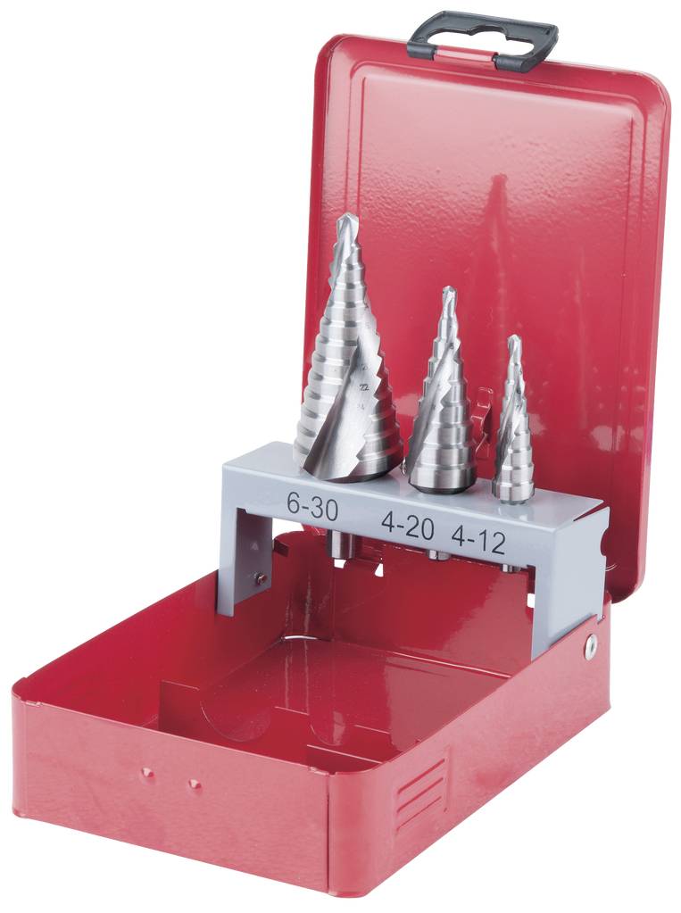 Drei silberne Stufenbohrer in verschiedenen Größen (6-30, 4-20, 4-12 mm) in einer offenen roten Metallbox. Ideal für Präzisionsbohrungen.