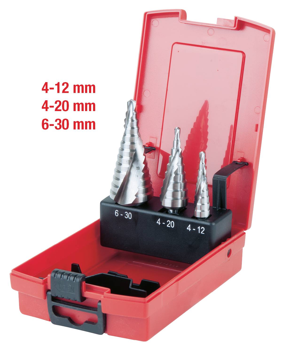 Rotes Kunststoff-Etui mit drei silbernen Stufenbohrern unterschiedlicher Größe. Größenangaben: 4-12 mm, 4-20 mm, 6-30 mm.