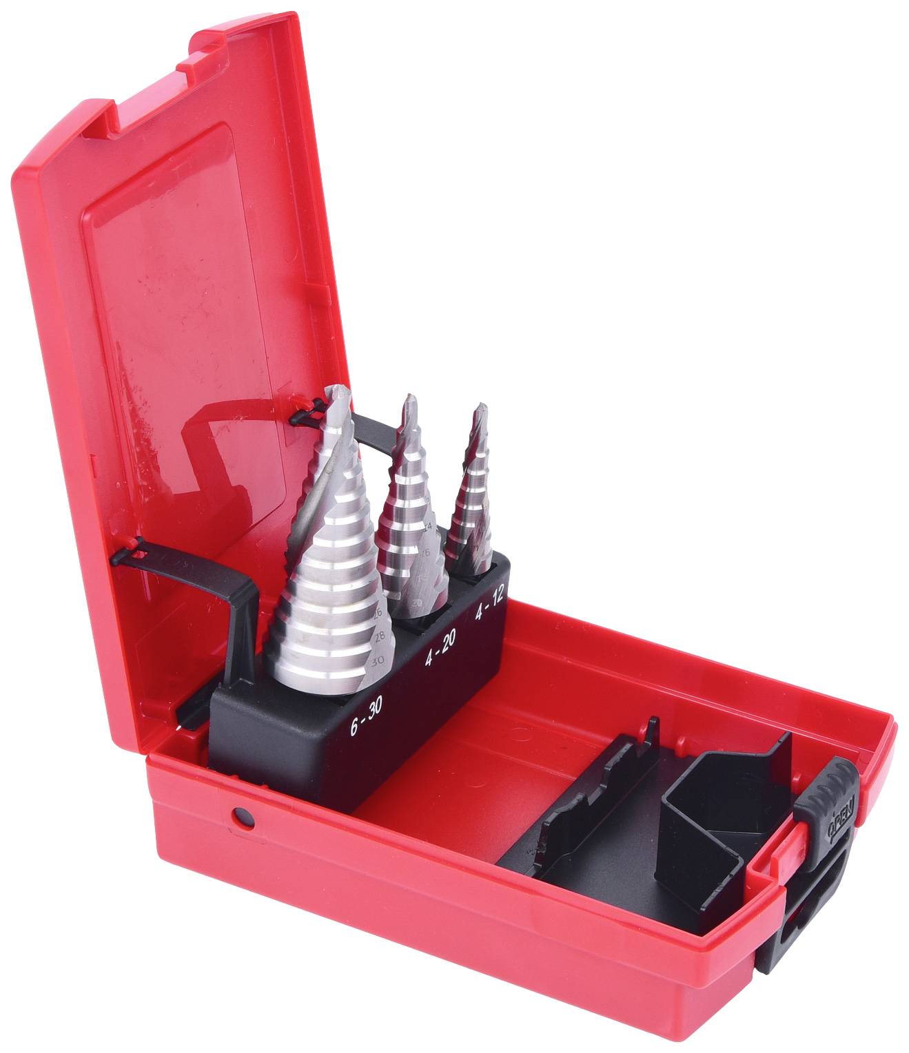 Rote Box mit drei Stufenbohrern in verschiedenen Größen, abgestützt und sortiert, geeignet für den Einsatz auf Metalloberflächen.