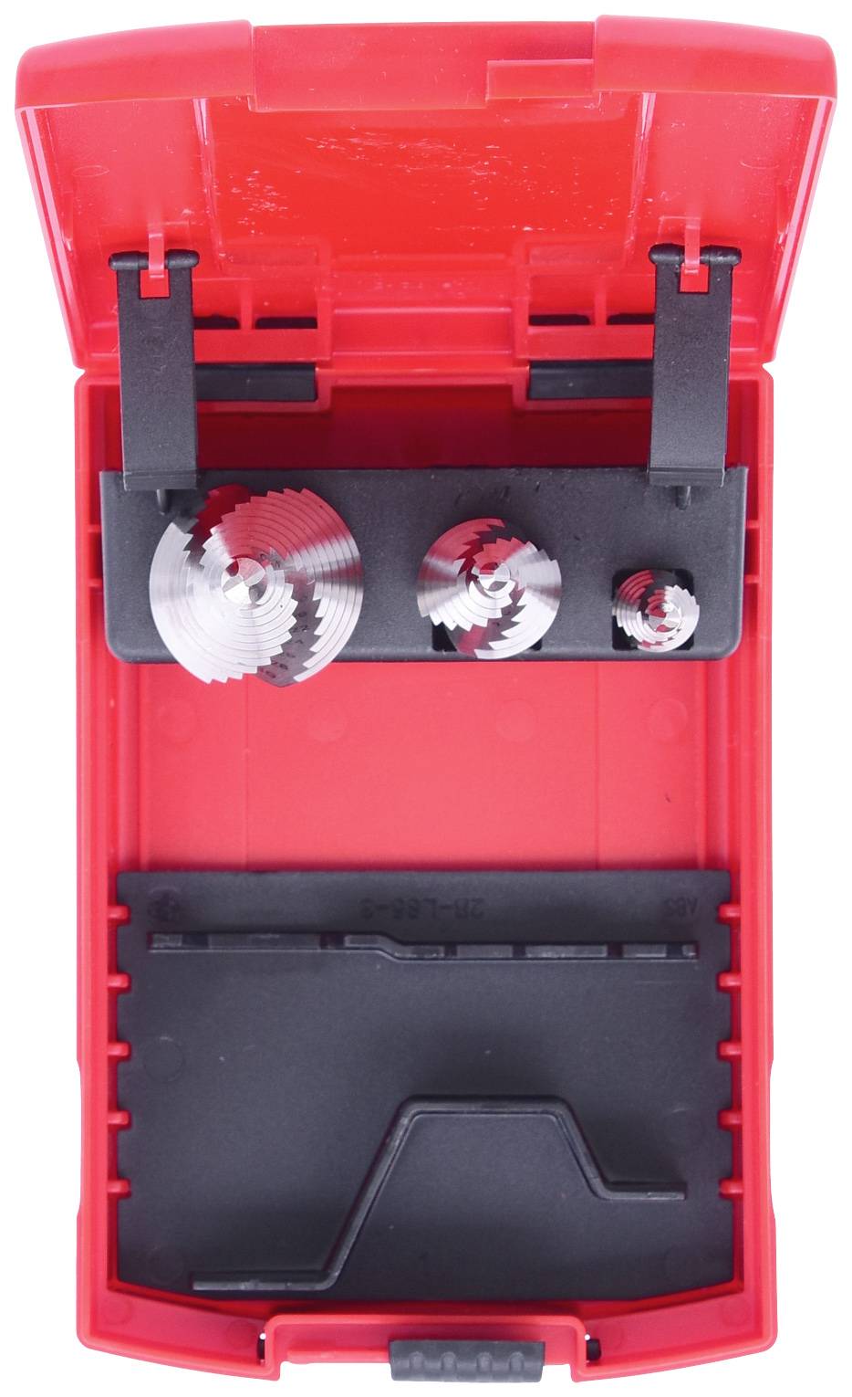 Ein rotes Kunststoff-Etui mit drei Metallbohrern in verschiedenen Größen, eingesetzt in einer Halterung, Deckel geöffnet.