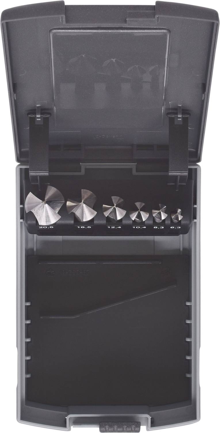 Ein offener schwarzer Werkzeugkoffer mit sechs Stufenbohrern unterschiedlicher Größe, die in einer Reihe angeordnet sind.