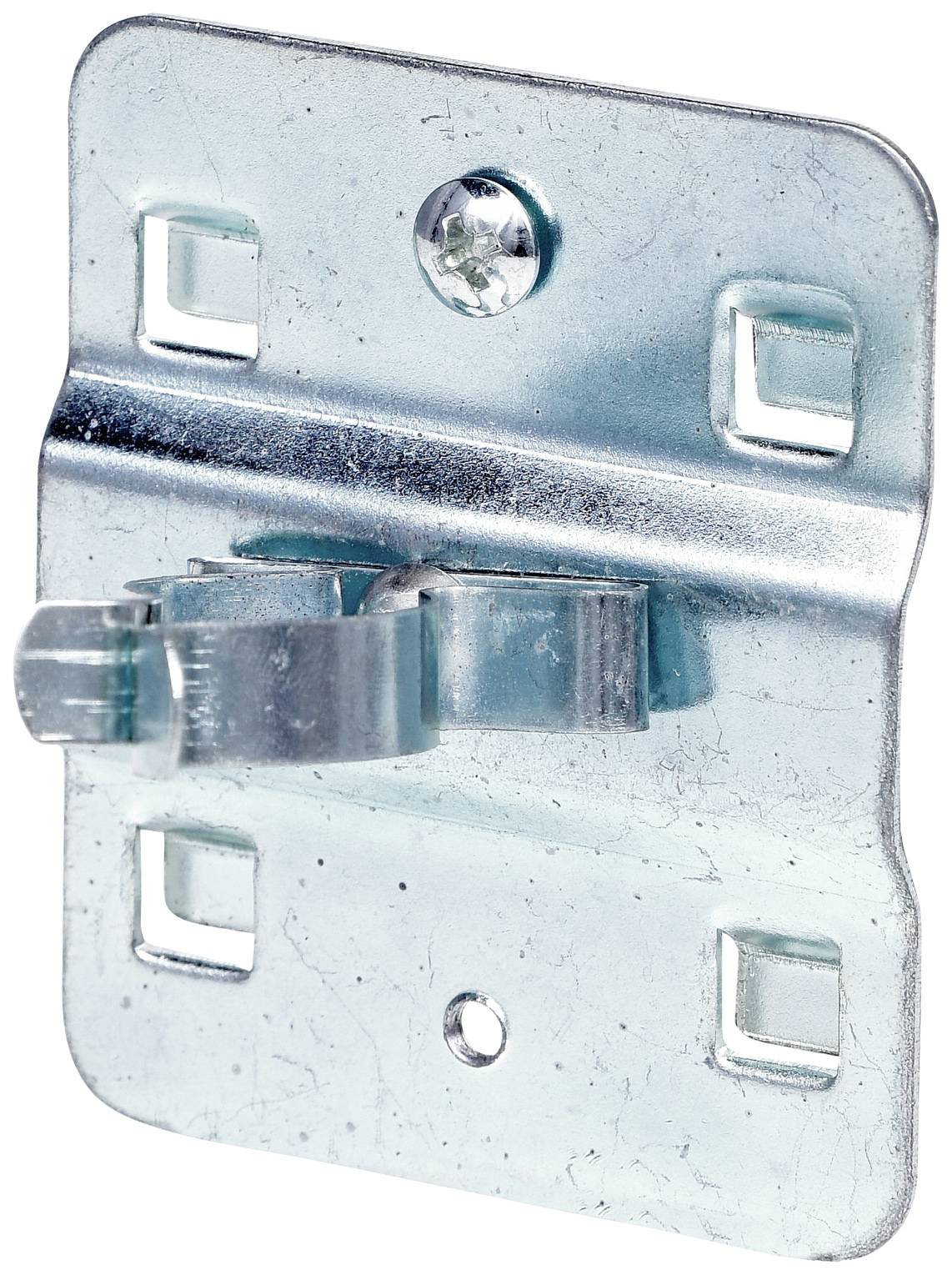 'Türanschlag aus Metall mit Schraubloch und vier quadratischen Öffnungen, vermutlich zur Befestigung an einer Tür oder Wand.'