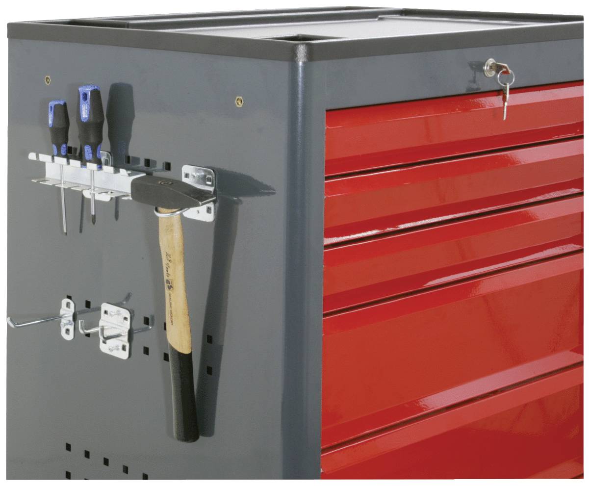 Ein Werkzeugwagen mit roten Schubladen, an dessen Seite ein Hammer und Schraubendreher aufgehängt sind; Schlüssel steckt im Schloss.