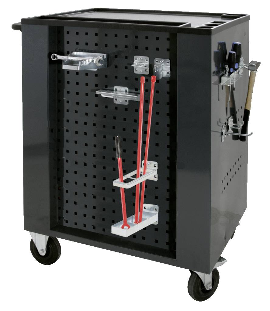 Werkzeugwagen auf Rollen mit perforierter Seitenwand und mehreren befestigten Werkzeugen wie Schraubzwingen und Stangen.
