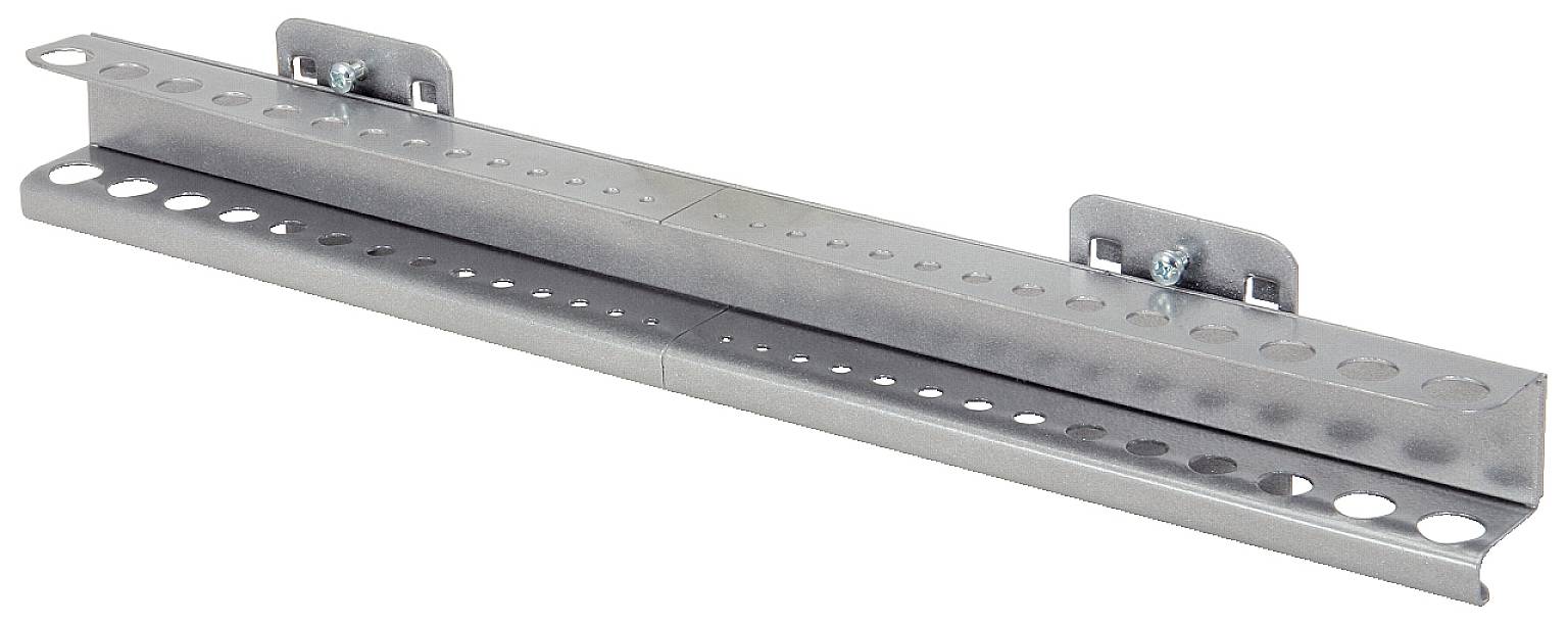 Metallschiene mit Lochmuster, vermutlich zur Befestigung oder Montage in Bauprojekten.