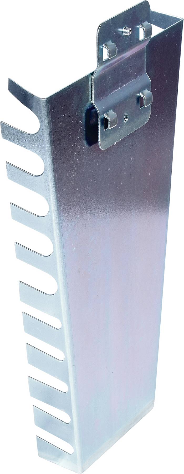 Metallblech mit abgewinkeltem Rand und rechteckigen Ausschnitten an der Seite. Oberes Ende hat eine Befestigungsvorrichtung.