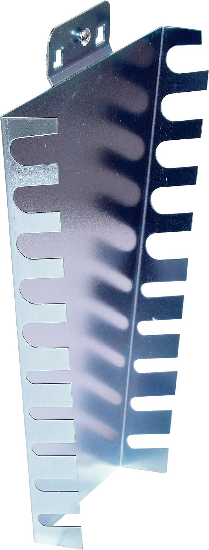 Ein vertikales Metallgitter mit ovalen Aussparungen. Oben ist eine Befestigungsplatte. Wird häufig zur Kabelorganisation verwendet.