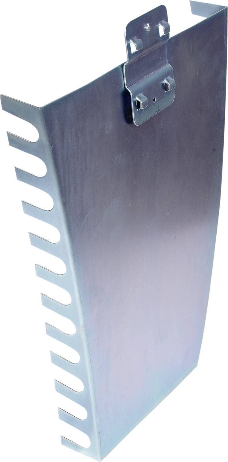 Ein silberfarbenes Metallblech mit seitlichen Schlitzen und oben zwei Befestigungslöchern; scheint Teil einer Maschine zu sein.