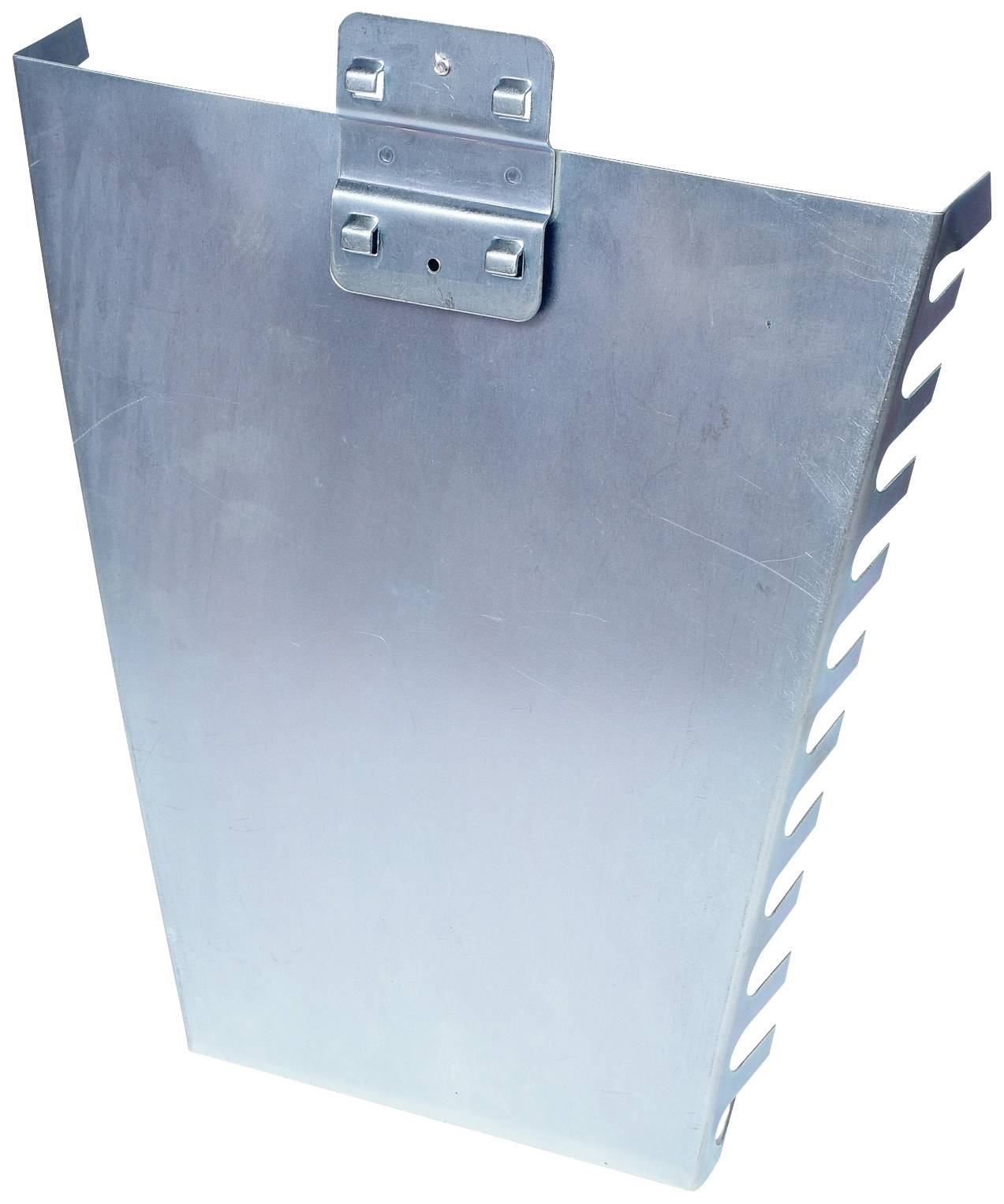 Metallische Abdeckplatte mit gezackten Kanten und einer Montagehalterung an der Oberseite.