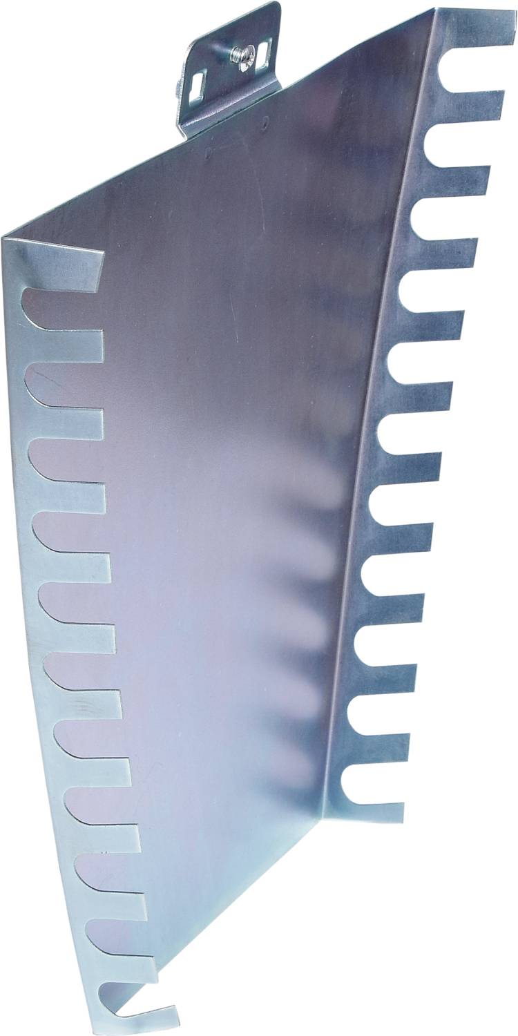 Metallschaufel mit gebogenen Seiten und ausgestanzten Schlitzen, vermutlich Teil eines industriellen oder landwirtschaftlichen Geräts.