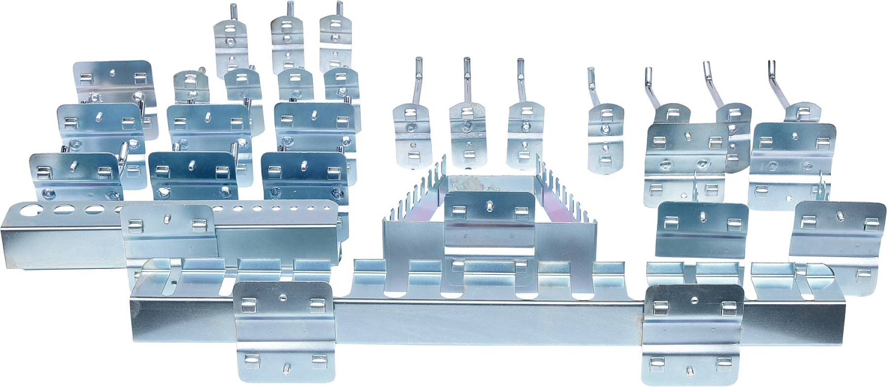 Metallteile für Möbelkonstruktion, in verschiedenen Formen und Größen, auf weißem Hintergrund angeordnet.