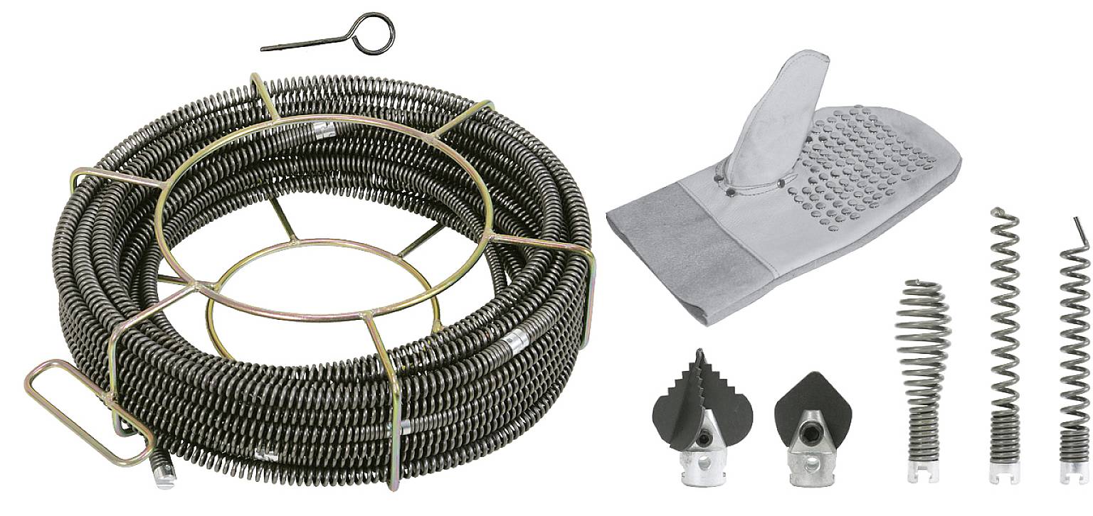 Eine Rohrreinigungsspirale mit verschiedenen Aufsätzen: Ringförmige Spirale, Schaufel und unterschiedliche Kopfaufsätze zur Rohrbefreiung.