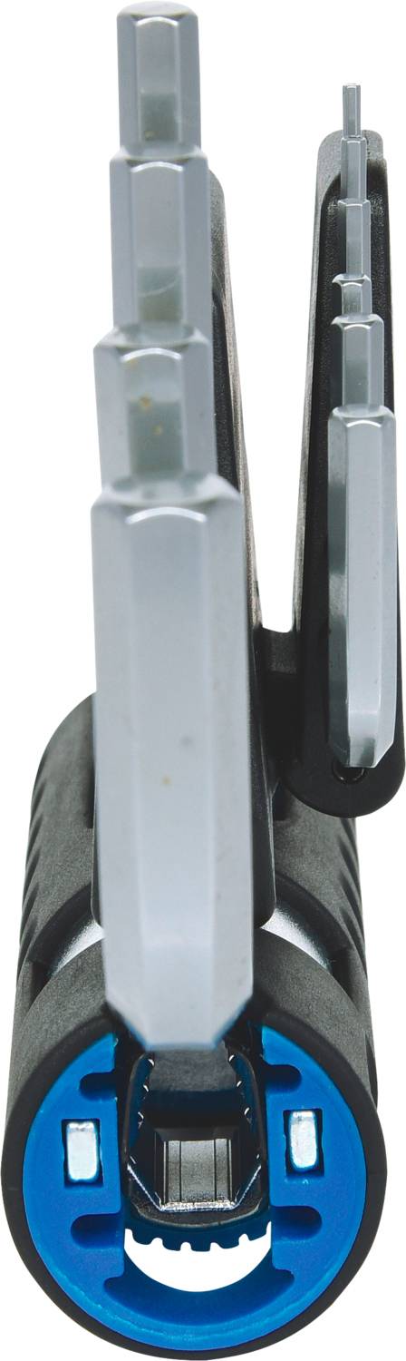 Vier silberne Sechskant-Schraubenschlüssel unterschiedlicher Größe in einem schwarzen, blauen Halter.