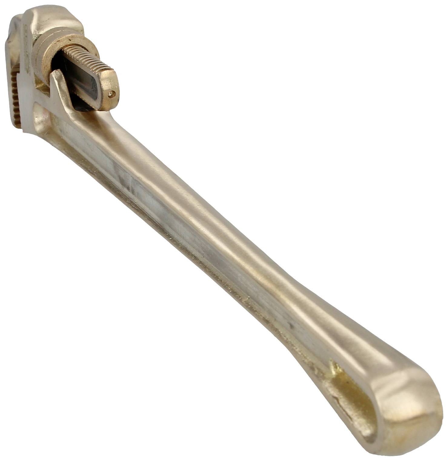 Ein goldfarbener Rohrschlüssel mit verstellbarem Kiefer, angewinkelt, liegt auf einer weißen Fläche.