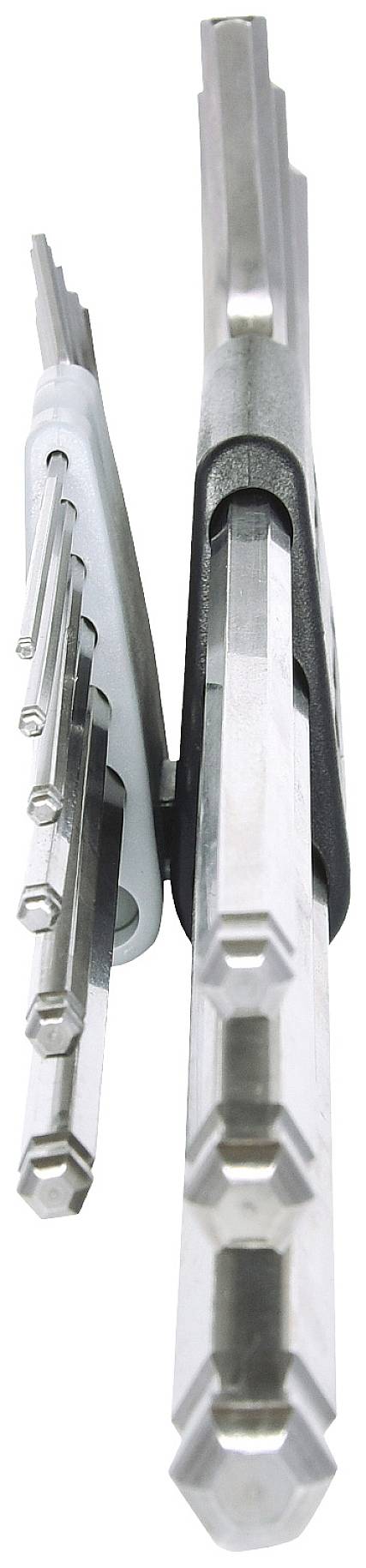 Ein Satz von Inbusschlüsseln in unterschiedlichen Größen, aneinander befestigt, aus Metall und mit Halterungen.