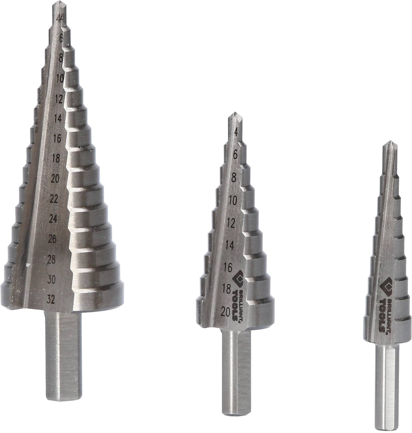 Drei unterschiedlich große Stufenbohrer aus Metall, jeweils mit Markierungen für die Bohrdurchmesser von 4 bis 32 mm.