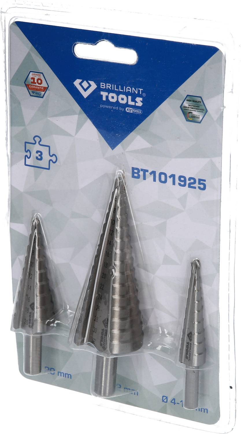 Drei Stufenbohrer in einer Verpackung der Marke 'Brilliant Tools'. Verschiedene Größen sind sichtbar. Verpackung mit blauer Oberseite.