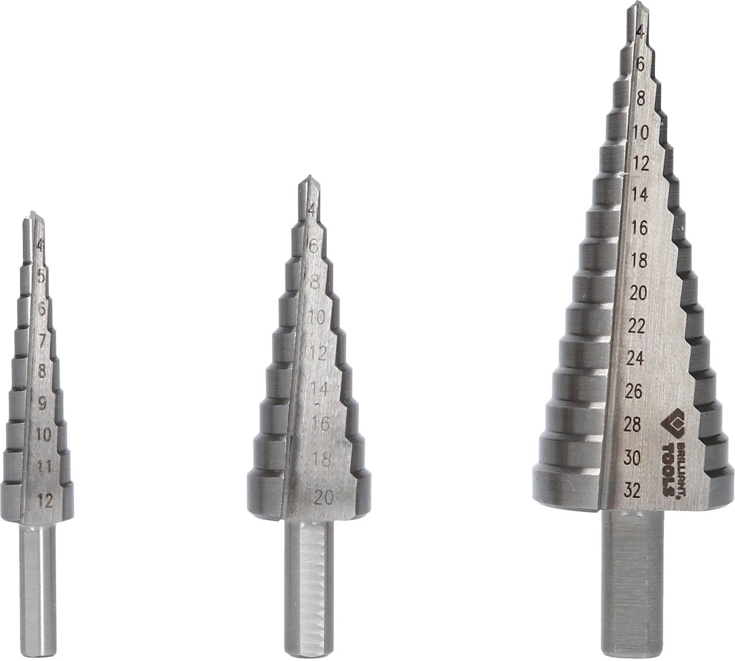 Drei silberne Metall-Stufenbohrer in unterschiedlicher Größe, nummeriert von 4 bis 32, stehen nebeneinander aufrecht.