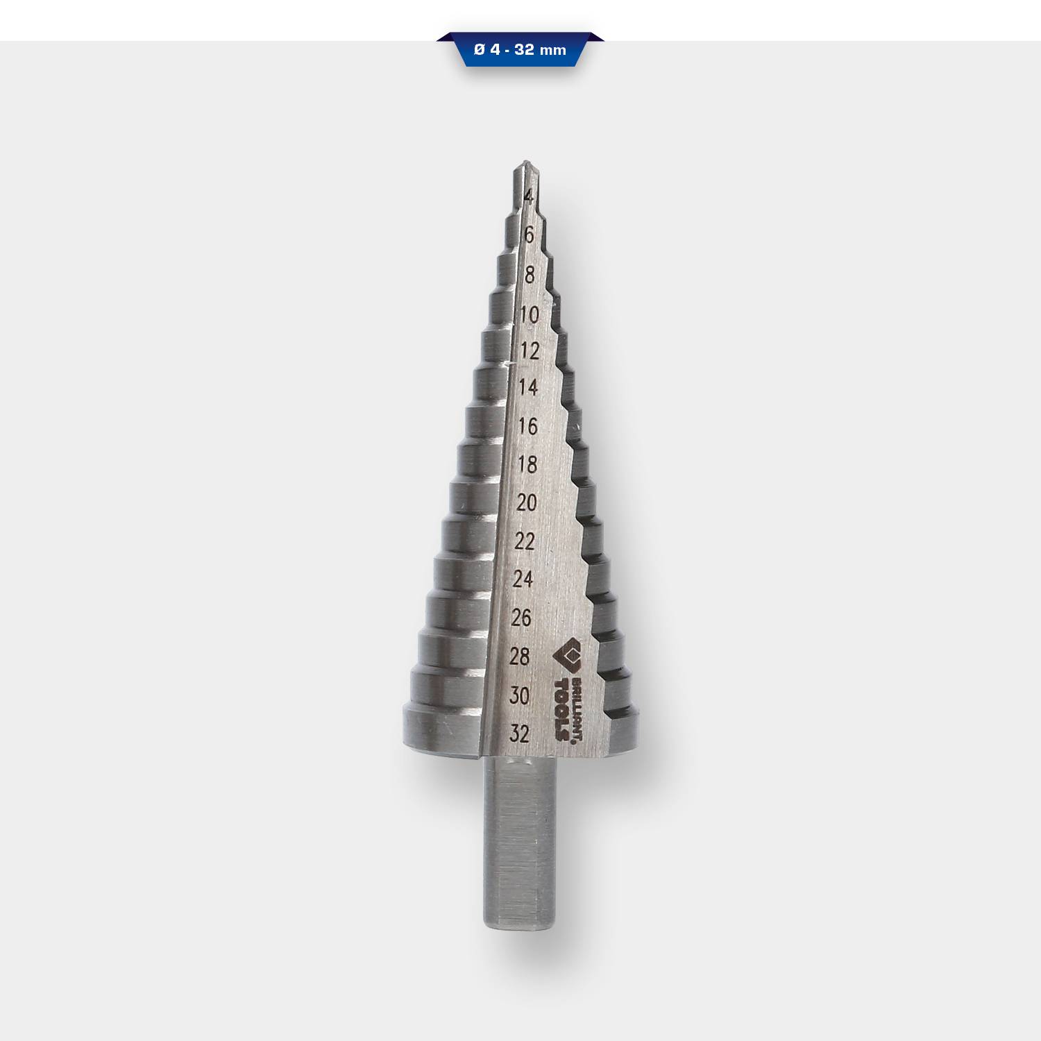 Ein Stufenbohrer mit Markierungen von 4 bis 32 mm für verschiedene Bohrlochgrößen, auf weißem Hintergrund.