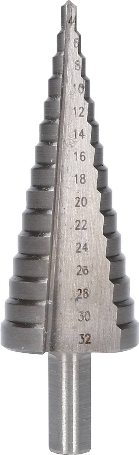 Stufenbohrer aus Metall mit markierten Durchmessern von 4 bis 32 mm für präzises Bohren.