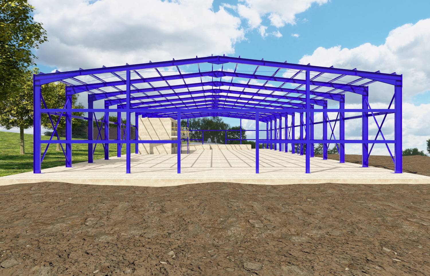 Ein halbfertiger blauer Stahlrahmenbau steht auf einem Erdboden. Der Himmel ist wolkig und im Hintergrund sind Bäume sichtbar.