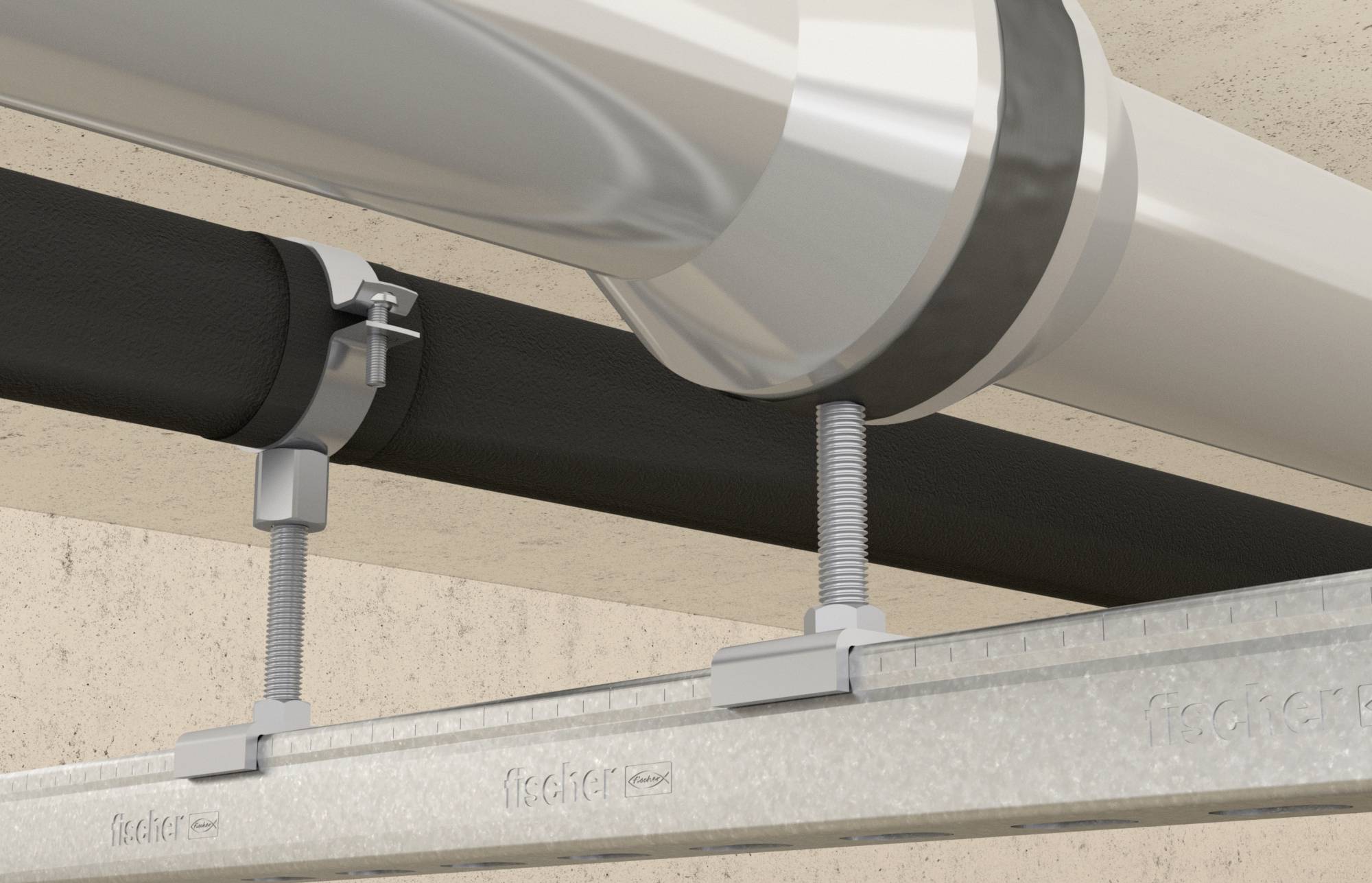 Rohrinstallation an einer Wand montiert, zeigt isolierte und befestigte Rohre mit Metallhalterungen zur Unterstützung der Struktur.