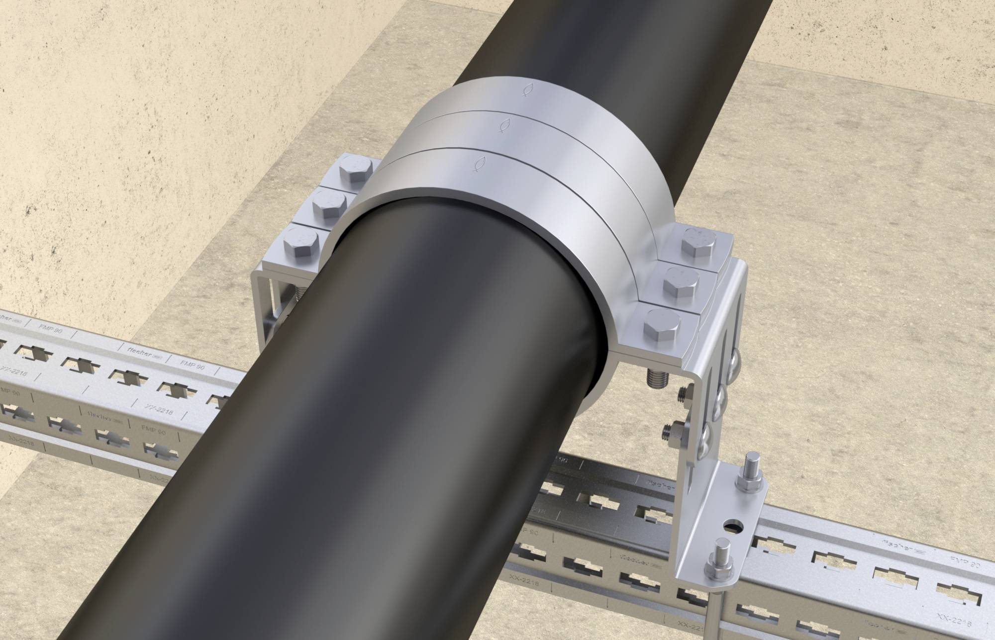 Zwei Rohre, verbunden durch eine silberne Manschette und gestützt von einem Metallschienenhalter, montiert auf einem Betonboden.