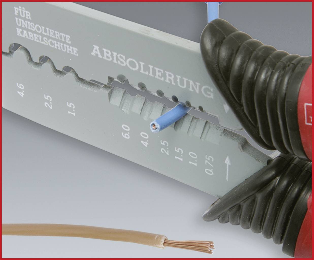 Zange entfernt die Isolierung von einem blauen Kabel. Beigelegtes Text zeigt Metrikeinheiten und Kabelgrößen für die Isolation.