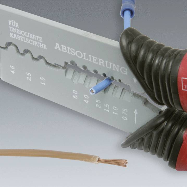 Kabelschuhzange entfernt blaue Isolierung eines Kabels. Skala auf Werkzeug zeigt verschiedene Kabellängen.